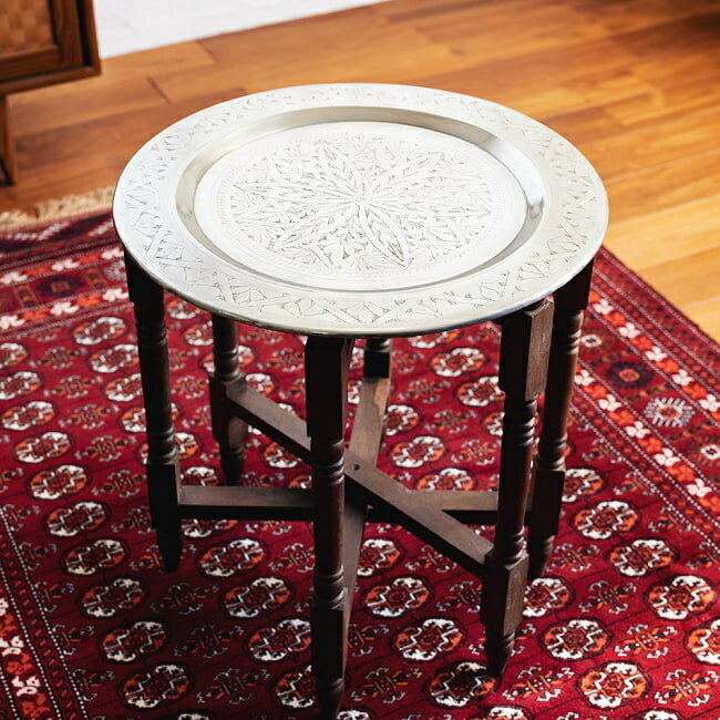 【送料無料】 〔折り畳める木製脚セット〕金属工芸品の街 モラダバードから 花模様の手彫りアルミ製 モロカントレイテーブル〔約47.5cm〕 / お盆 トレー イスラム ムスリム 家具 アジアン家具 インテリア エスニック