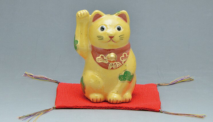 京焼/清水焼 陶器 置物 招き猫・松竹梅(黄)(敷物付) Kyo-yaki. Japanese ceramic ornament. Beckoning cat yellow. Fortune manekineko.