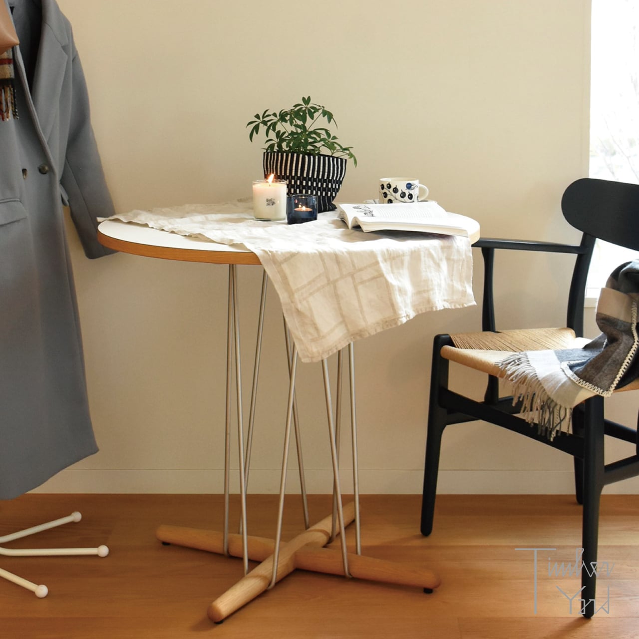 E020 エンブレイステーブル / Φ79.5cm / オーク材 オイル仕上げ / ホワイトラミネート天板 / ステンレススチール脚 / CARL HANSEN & SON（カール・ハンセン＆サン）/  正規販売店 [2]