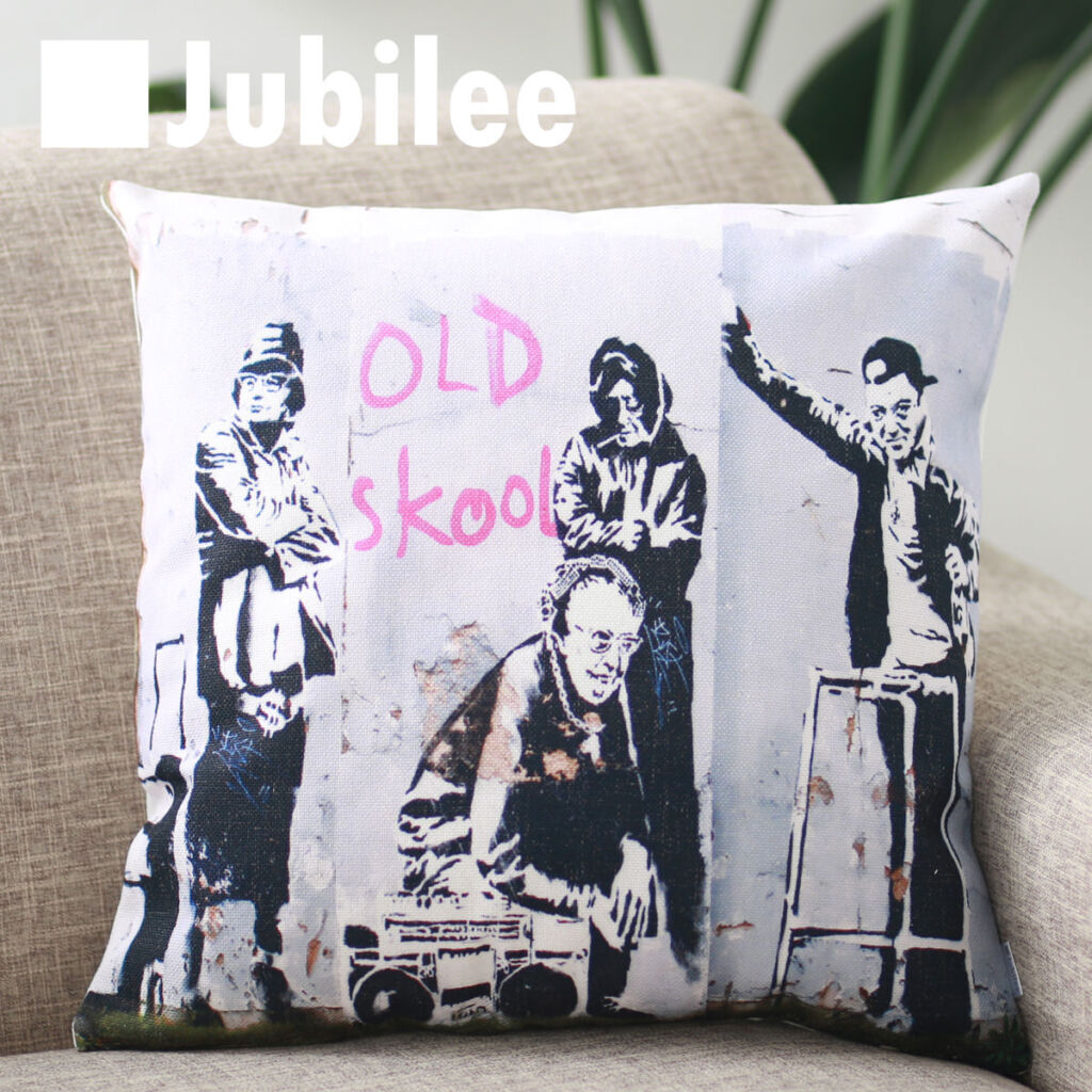 【バンクシー Banksy クッションカバー】 Cushion Cover 北欧デザイン 45×45cm リネン 天然の麻で出来たハンドメイド オールドスクール プレゼント ギフト 新生活 新居 引越し祝い 新築 子供 家 おうち 在宅 おしゃれ