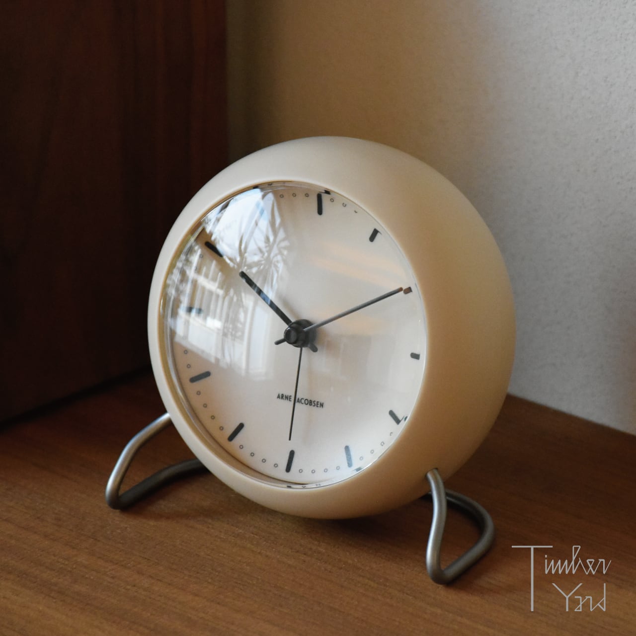 Table Clock / CITY HALL / Matte Sand / Φ110mm / アラーム / スヌーズ / LED灯 / テーブルクロック / シティホール / マット・サンド / ARNE JACOBSEN（アルネ・ヤコブセン）/ 置き時計 / 目覚まし時計 / 正規販売店 [3]