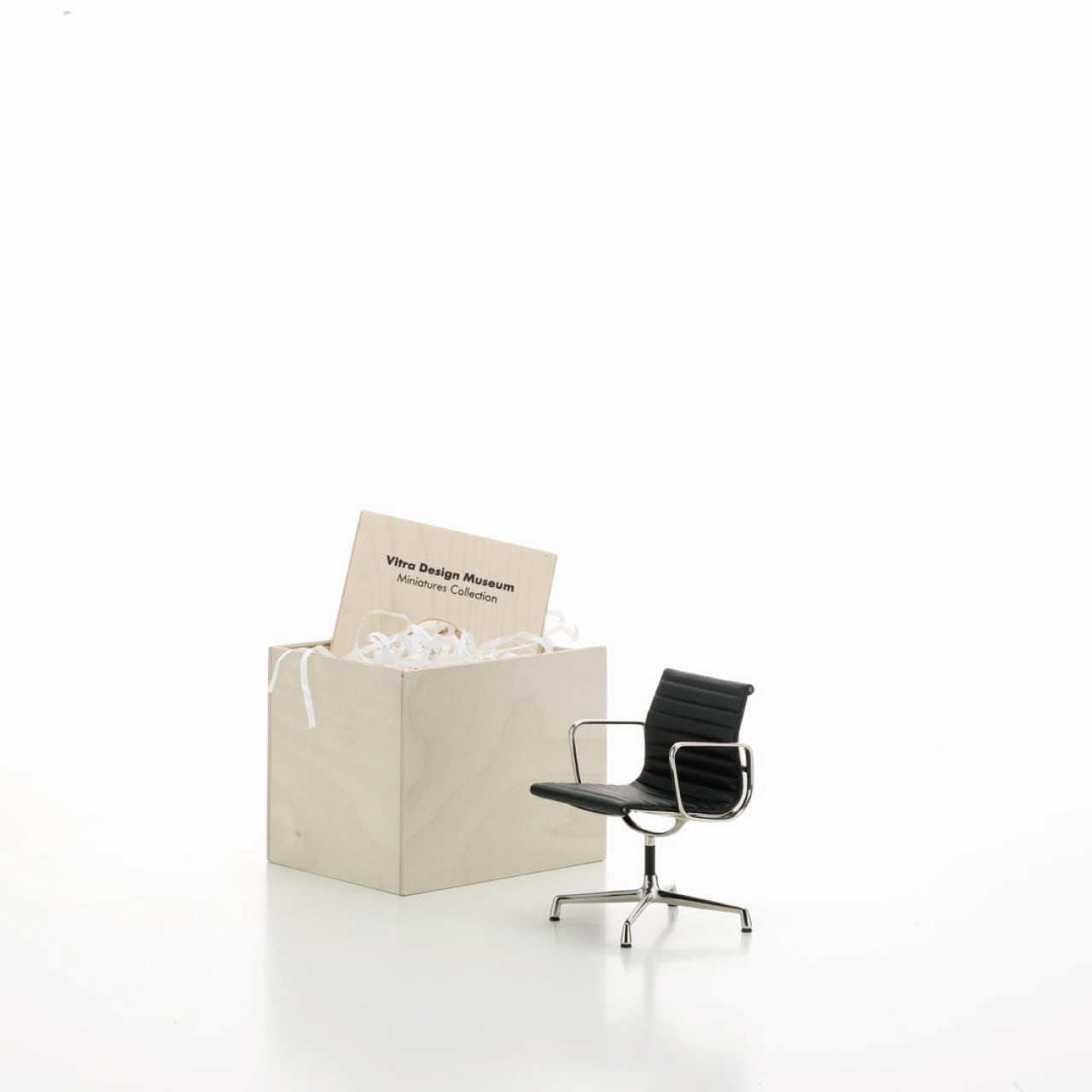 ミニチュア アルミナムチェア / ミニチュア コレクション / チャールズ＆レイ・イームズ / Aluminium Chair / Vitra（ヴィトラ）/ 正規販売店 [2]