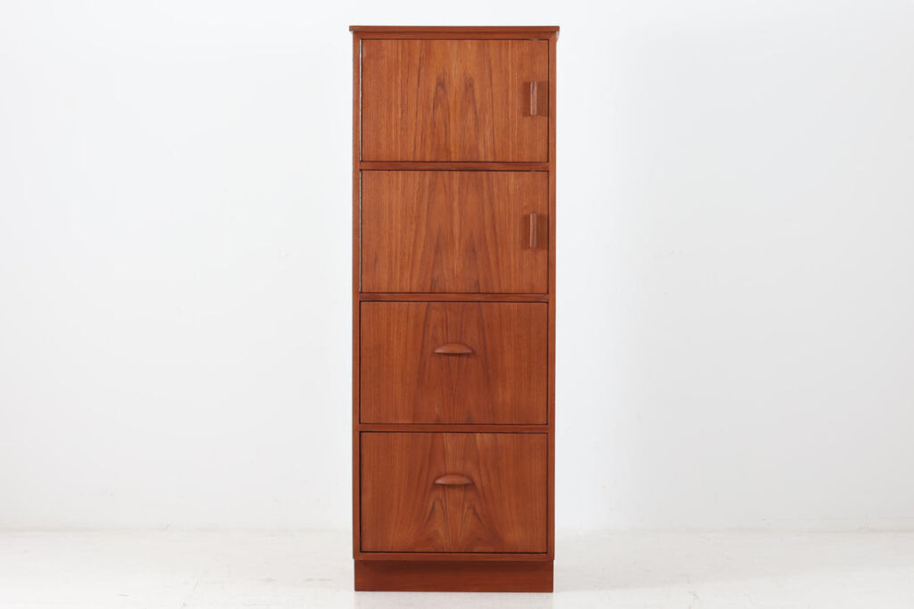 デンマーク製　スリムなハイキャビネット　チーク材　北欧家具ビンテージ