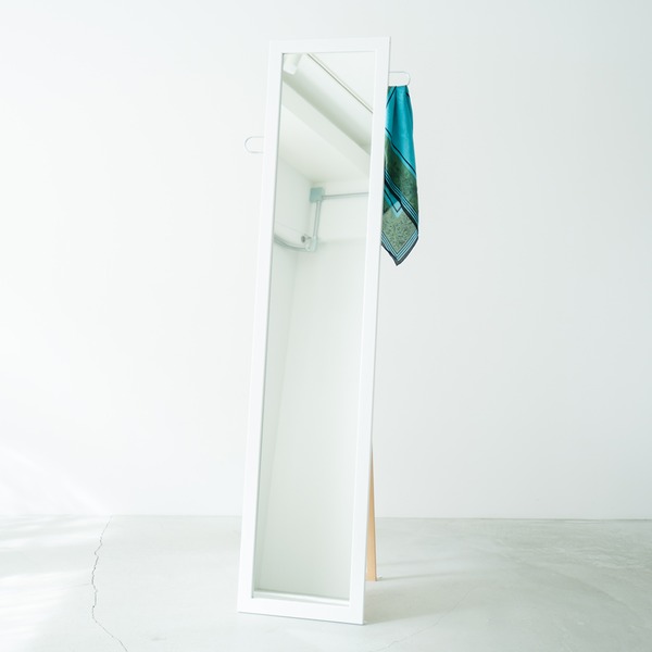【おすすめ・人気】フック付きスタンドミラー(ホワイト/白) 幅35cm 鏡/カガミ/姿見/全身鏡/木製/飛散防止加工/日本製/収納/ラック/ハンガー/北欧風/折りたたみ/SEN-021|安い 激安 格安