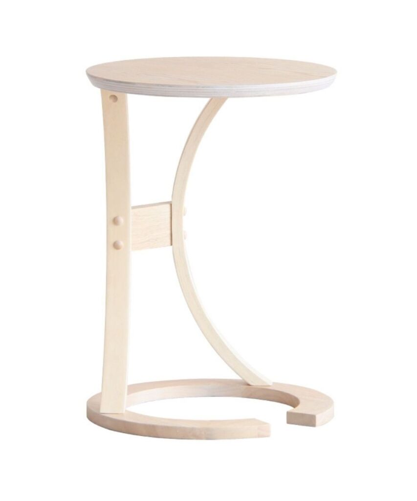 手元まで寄せられるサイドテーブル