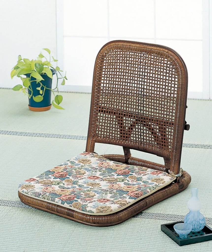クッション付籐座椅子 軽くて使いやすい籐製の座椅子 2つに折りたたんでコンパクトに収納可能 背もたれ部は2段階にリクライニングできます(100度・135度)高級ジャカード織クッション付
