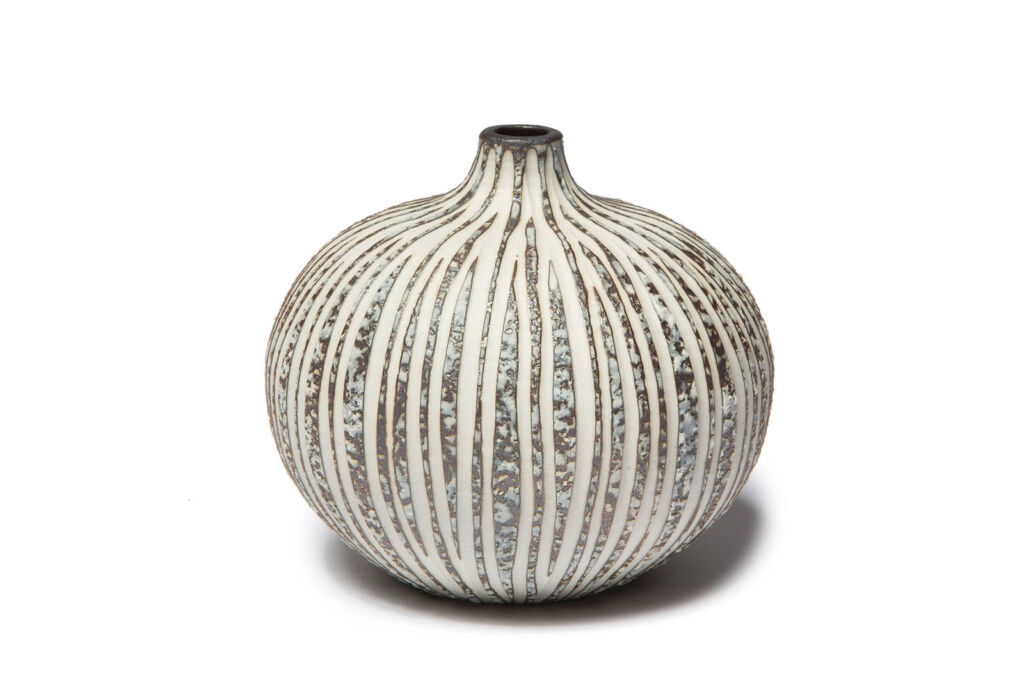 【在庫限り】【再入荷なし】LINDFORMリンドフォーム フラワーベース/一輪挿し BARI ストーンストライプ 高さ10cm【北欧雑貨 インテリア 花瓶 フラワーベース 一輪挿し 置物 おしゃれ モノトーン 観葉植物 グリーン ハンドメイド 陶器 陶磁