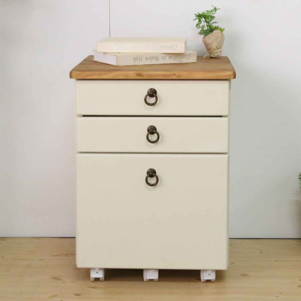 デスクワゴン 高さ57cm 天然木 カントリー調 ( ワゴン サイドチェスト キャビネット 引き出し 収納 3段 キャスター付き パイン 無垢 フレンチカントリー調 ナチュラル 木目調 クラシカル 装飾脚 ) 【39ショップ】