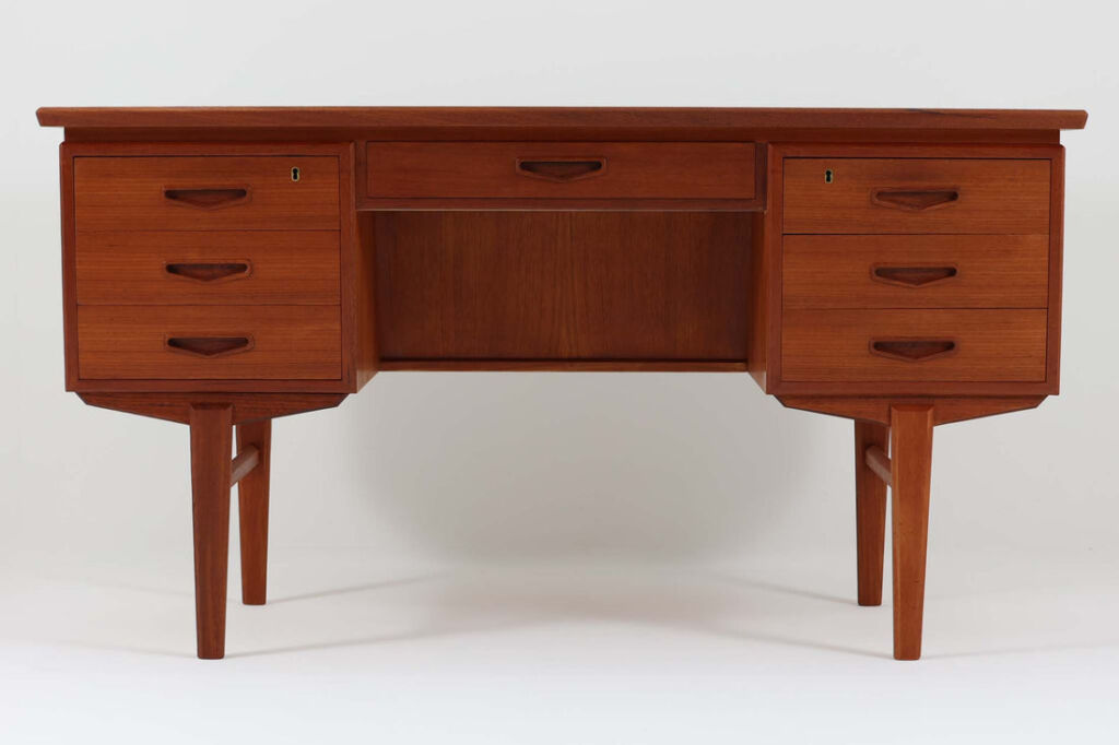 デンマーク製　両袖デスク　チーク材　北欧家具ビンテージ/DK16174