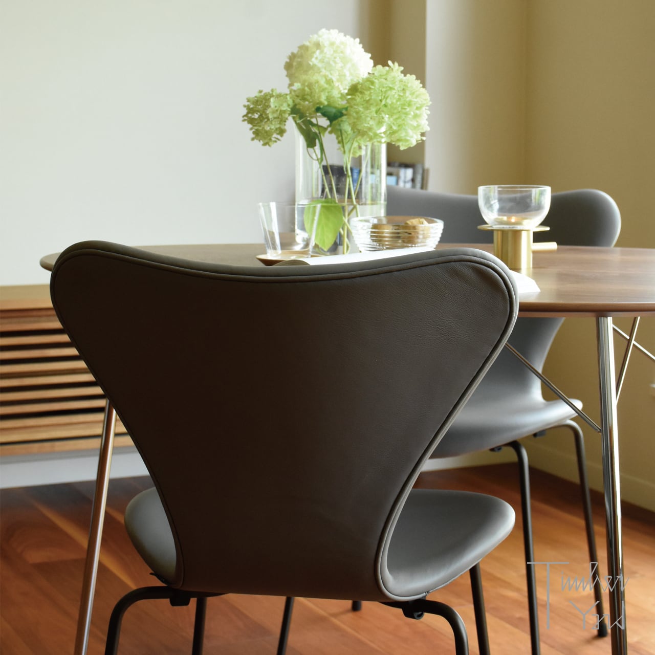 SERIES 7 / セブンチェア（3107）/ フルパディング /  エッセンシャルレザー / ラーバ / ブラウンブロンズ脚 / FRITZ HANSEN（フリッツ・ハンセン）/ 正規販売店 [4]