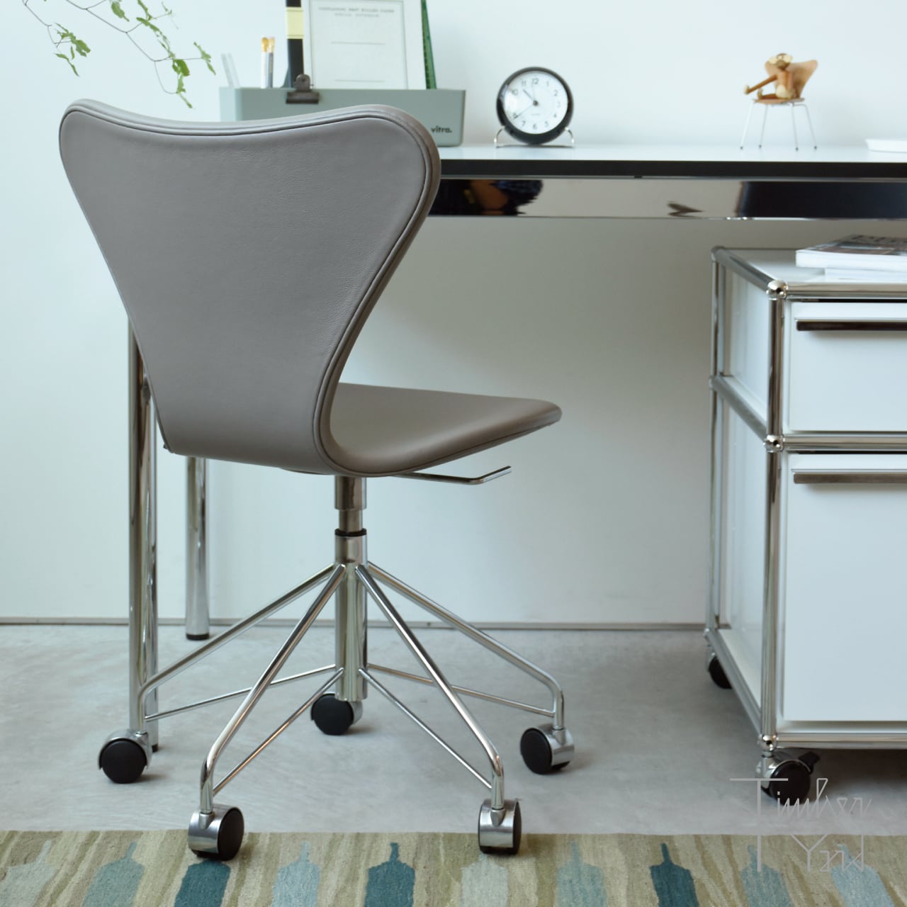 セブンチェア（3117）キャスター付き フルパディング エッセンシャルレザー｜ストーン／クローム脚 [4]
