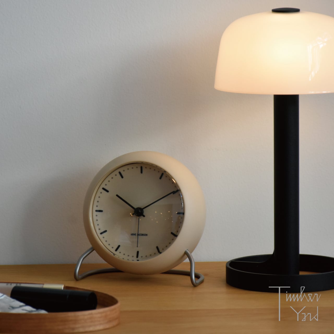 Table Clock / CITY HALL / Matte Sand / Φ110mm / アラーム / スヌーズ / LED灯 / テーブルクロック / シティホール / マット・サンド / ARNE JACOBSEN（アルネ・ヤコブセン）/ 置き時計 / 目覚まし時計 / 正規販売店 [4]