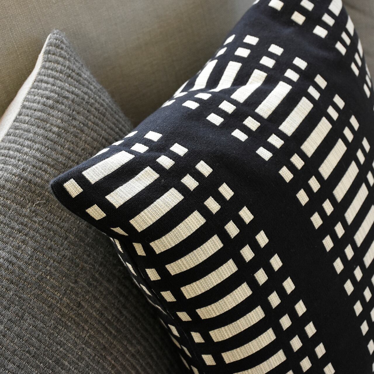 Cushion Cover 45｜Nereus［Black］ [4]