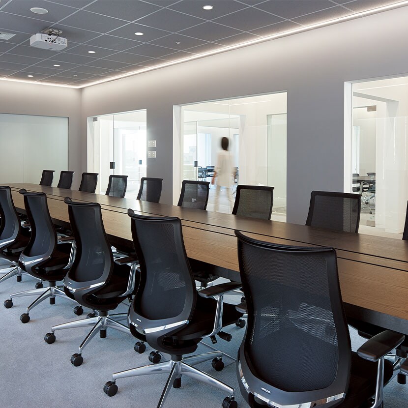 コクヨ ベゼル Bezel ヘッドレスト付きタイプ CR-A2865 オフィスチェア アルミ肘(固定肘) ハイバック アルミ脚 ウレタンキャスター ランバーサポート付き 背メッシュ 座面布張り [5]