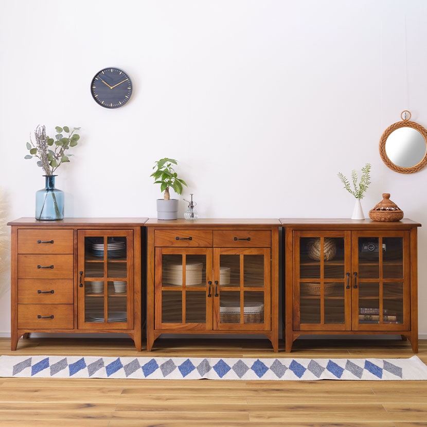 キャビネット ティンバ 収納棚 コンパクト リビング収納 収納家具 食器棚 木製 天然木 強化ガラス扉 開き扉 アンティーク レトロ 黒アイアン 幅800×奥行400×高さ750mm [3]