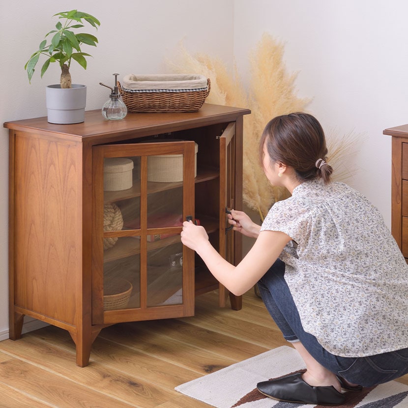 キャビネット ティンバ 収納棚 コンパクト リビング収納 収納家具 食器棚 木製 天然木 強化ガラス扉 開き扉 アンティーク レトロ 黒アイアン 幅800×奥行400×高さ750mm [4]
