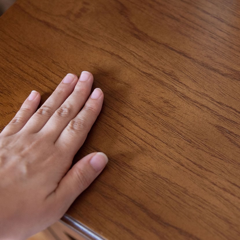 ミニキャビネット アンティーク風 キャビネット ガラス扉 リビング収納 小物収納 収納家具 天然木 黒アイアン コンパクト 小さめ 木製 幅600×奥行400×高さ750mm [5]