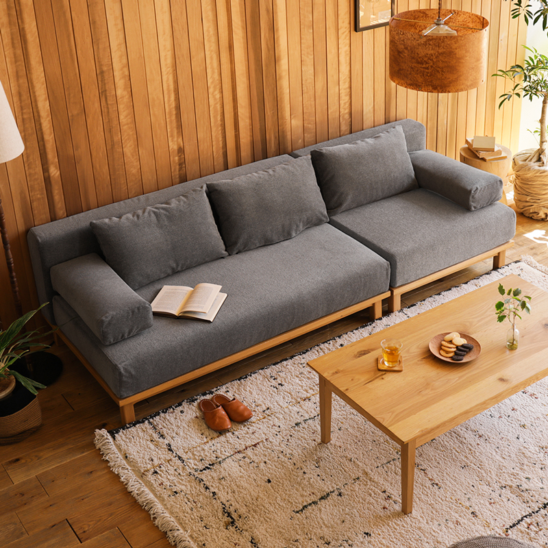 幅、奥行きの違うサイズを、自由に組み合わせて使える「rect unit sofa（レクト ユニットソファー）」シリーズ。1人掛けタイプとワイドタイプの2点セットは、3～4人でゆったりとくつろげるサイズ感です。 [4]