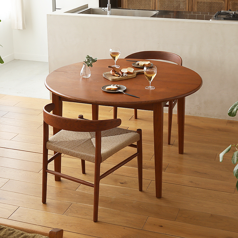 背もたれと一体化したハーフサイズのひじ掛けが魅力の「folk round arm（フォーク ラウンドアーム）」。 お尻にフィットする座り心地に仕上げた、Re:CENOオリジナルのダイニングチェアです。 [4]