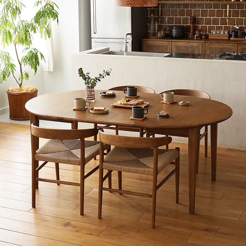 背もたれと一体化したハーフサイズのひじ掛けが魅力の「folk round arm（フォーク ラウンドアーム）」。 お尻にフィットする座り心地に仕上げた、Re:CENOオリジナルのダイニングチェアです。 [5]