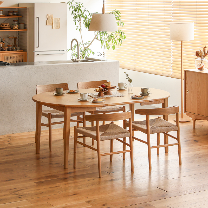 暮らしに寄り添う美しさと機能性を備えた、ダイニング 5点セット「folk（フォーク）」。 伸長式テーブルに、異なるデザインのペーパーコードチェアを組み合わせたミックススタイルです。 [2]