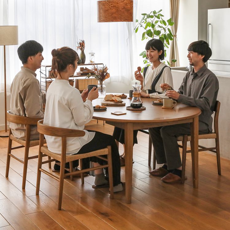 暮らしに寄り添う美しさと機能性を備えた、ダイニング 5点セット「folk（フォーク）」。 伸長式テーブルに、異なるデザインのペーパーコードチェアを組み合わせたミックススタイルです。 [3]