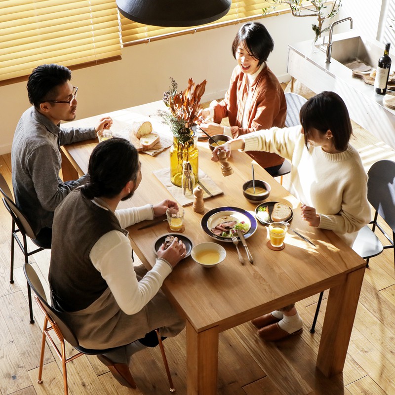 自然素材の美しさを活かした、スタイリッシュなデザインが魅力の「dareels（ダリ―ルズ）」シリーズ。贅沢な使い心地の、幅 180cmのダイニングテーブルです。 [3]