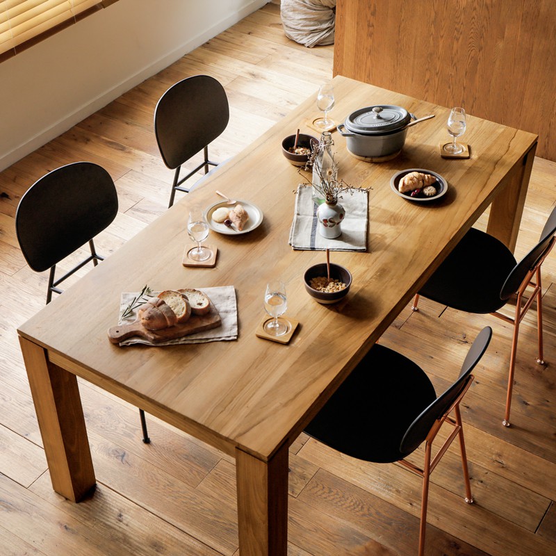 自然素材の美しさを活かした、スタイリッシュなデザインが魅力の「dareels（ダリ―ルズ）」シリーズ。贅沢な使い心地の、幅 180cmのダイニングテーブルです。 [5]