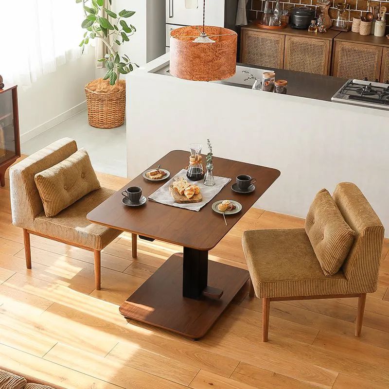 足元を温かく保つヒーターが備わった、昇降式のダイニングテーブル「Force2（フォース2）」。 幅 105cmは、2～3人で使いやすいサイズ感です。 [4]