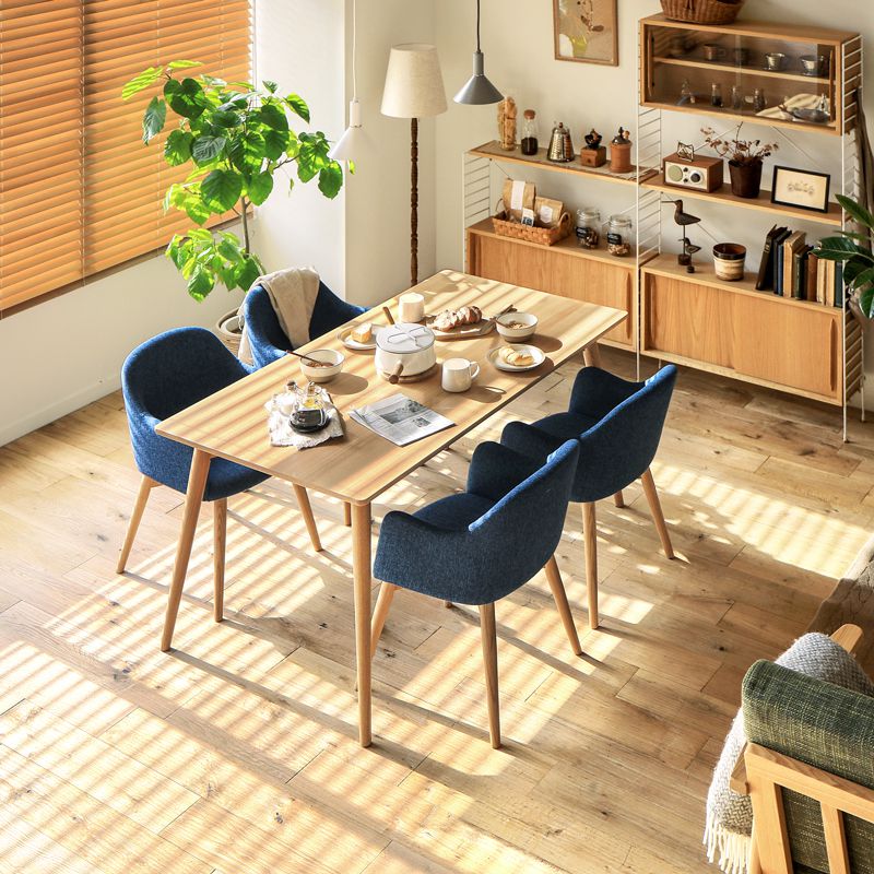 丸みのあるシルエットが特徴的な、ダイニングチェアー「CARA（カーラ）」。滑らかな曲線デザインが、体をしっかりと包みこんでくれます。 [5]