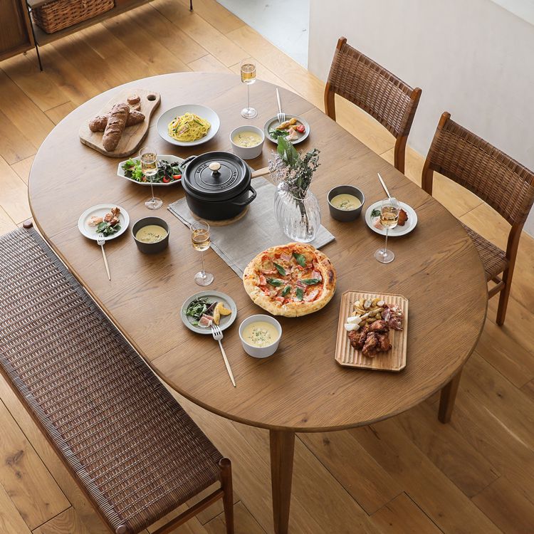 ゆったりと使えて、広く見えるダイニング4点セット「folk＆WICKER」のブラウンカラー。 伸長式ダイニングテーブル「folk（フォーク）」と、ラタンを使用した味わいある「WICKER（ウィッカー）」のチェア、ベンチを組み合わせました。