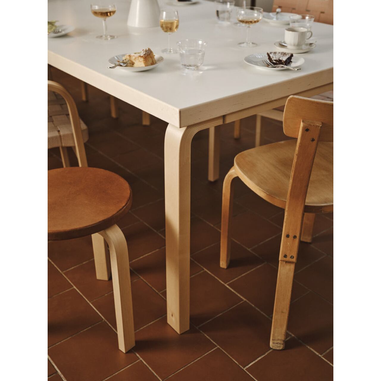 テーブル 86 / ホワイト ラミネート / W210xD100cm / 6～8人掛けテーブル / アアルト テーブル / L - レッグ / アルヴァ・アアルト / Table 86 / white laminate / Artek（アルテック）/ ダイニングテーブル / 正規販売店 [5]