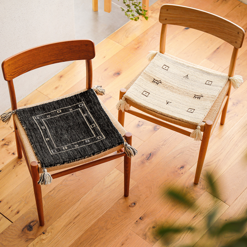 ニュージーランド産の柔らかなウールを使用したシートクッション「Aile（アイレ）ギャッベ」。お気に入りのチェアに、使い心地と見心地をプラスしてくれます。