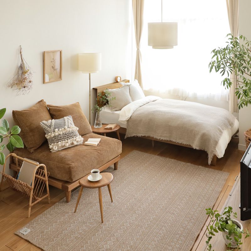 美しい木目が特徴の天然アッシュ材で作り上げた、Re:CENOオリジナルベッド「folk（フォーク）」。 スタイリッシュな佇まいで、落ち着いた寝室空間を演出します。