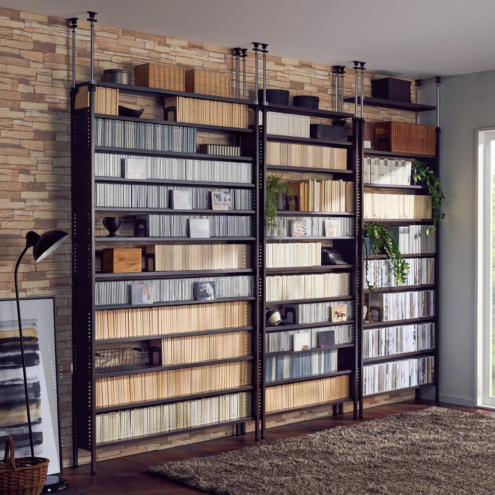 たっぷり収納！スチールラック 突っ張り式 コミック用 幅121.5cm