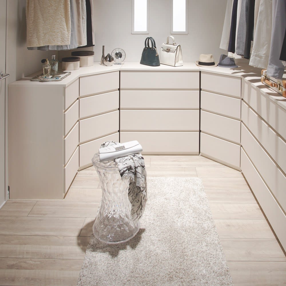 スペースを有効利用 コーナー用チェスト 幅109cm奥行81.5cm・4段（高さ87.5cm）