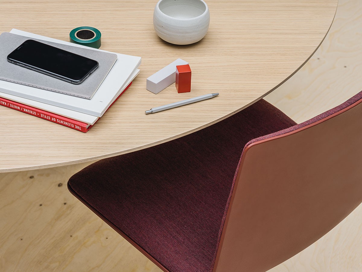 Flex Chair
Upholstered Shell Pad / フレックス チェア SI1304
回転式スターベース（シェルパッド） [3]