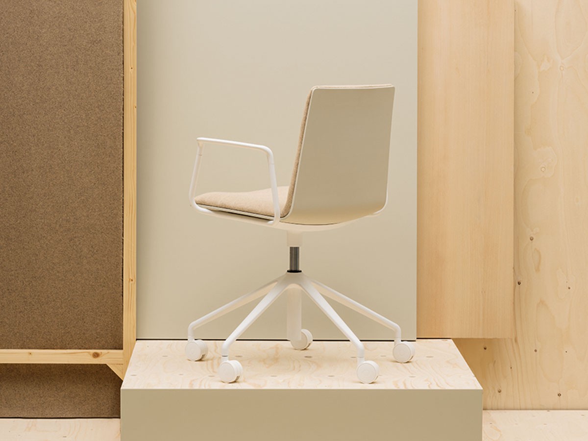 Flex High Back
Armchair
Fully Upholstered Shell / フレックス ハイバック SO1659
アームチェア キャスターベース アルミニウム製（フルパッド） [3]