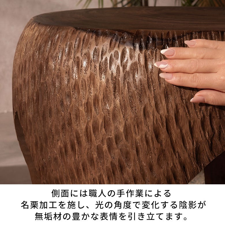 数十年の歳月を重ねた天然木から削り出された、スワールウッド無垢材の丸型コーヒーテーブル [5]